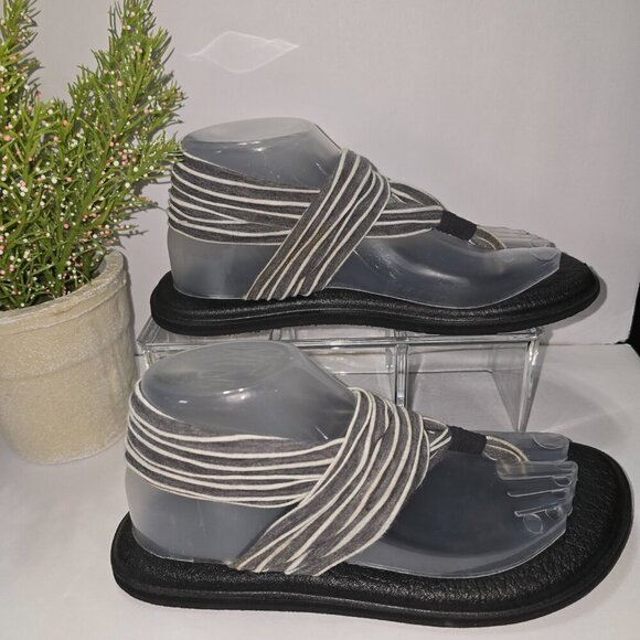 SANUK SANDALS WOMENS YOGA SLING FLIP FLOP SANDALS GRAY AND WHITE SIZE 7 - Picture 1 of 7